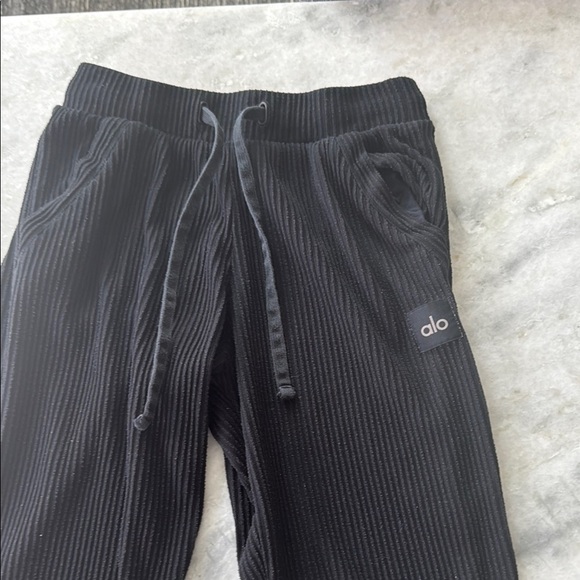 ALO Yoga Women's Black Cropped Hoodie and sweatpants set - Picture 12 of 14